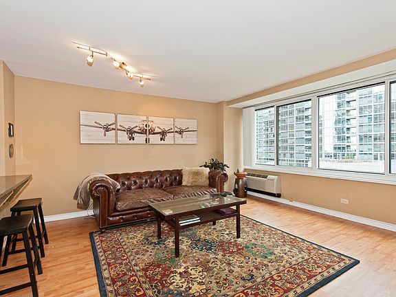 3rd image of 211 E Ohio St APT 1917