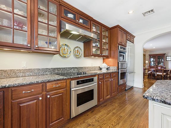 4th image of 124 Marine St