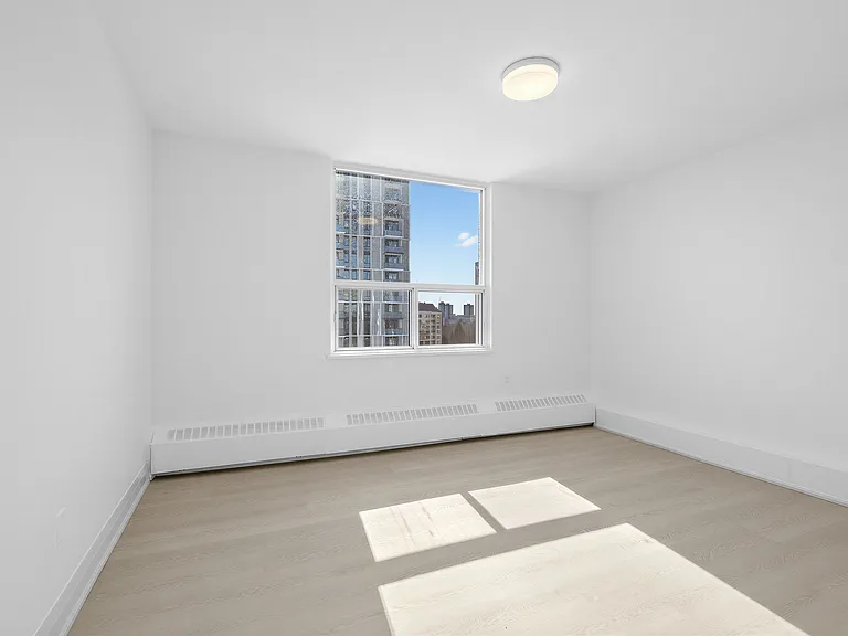 225 Davisville Ave — Photo 41