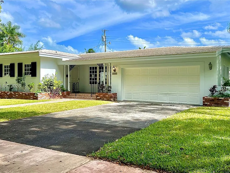 1506 Delgado Ave — Photo 2
