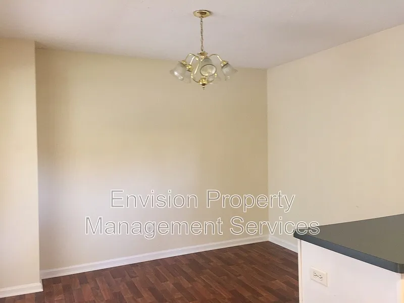 4 bed, 2.5 bath, 2400 sqft, $1,750 — Photo 4