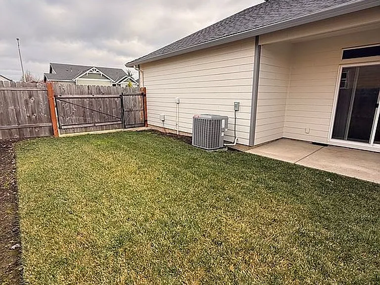 211 NE Alder Way #211NE — Photo 14