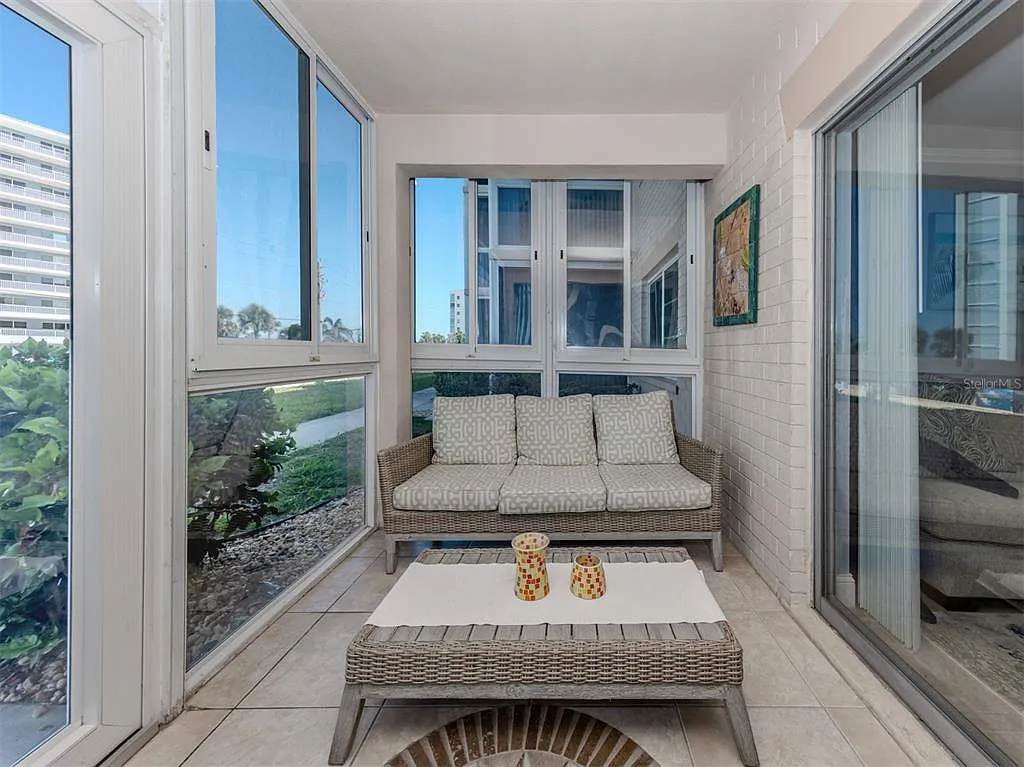 2 bed, 2.0 bath, 927 sqft, $2,500 — Photo 4
