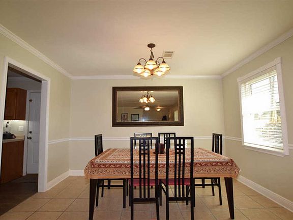 3rd image of 2668 Venetian Way