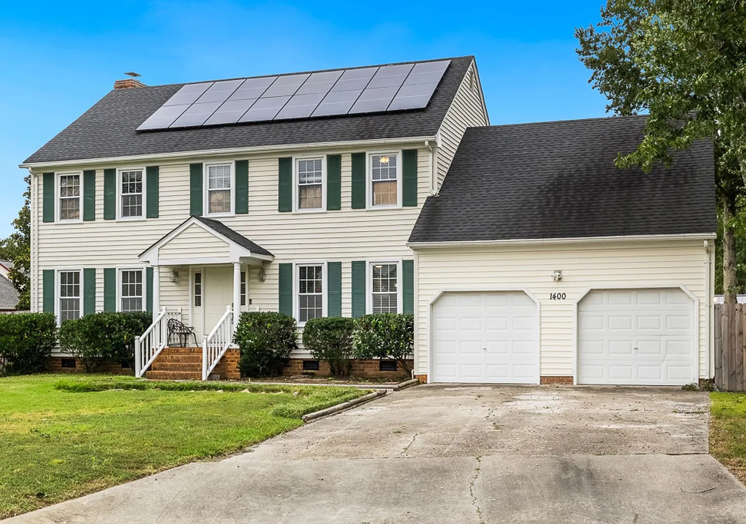 Come see this warm and welcoming 5 bedroom, 3 full bath home with 2,718 sq. ft. and beautiful har... — Photo 2