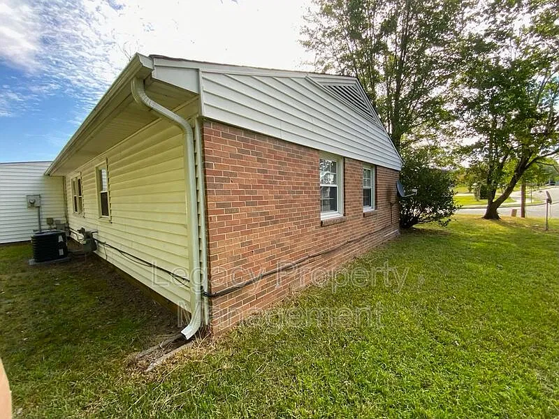 3 bed, 1.0 bath, 1050 sqft, $1,350 — Photo 3