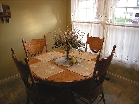 4th image of 1825 Springwood Dr