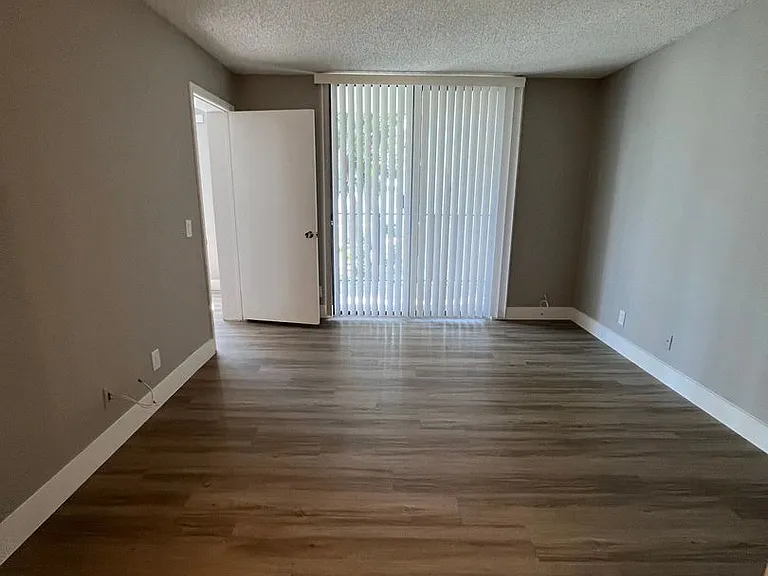 752 Executive Center Dr #28-11-28 — Photo 9