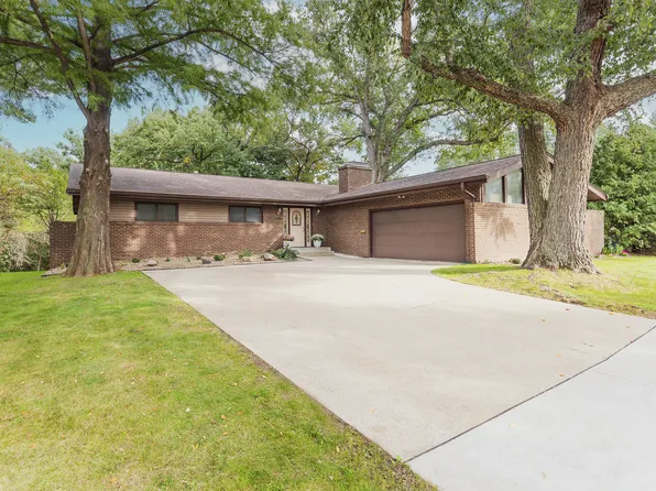 5317 36th Avenue Ct, Moline, IL 61265