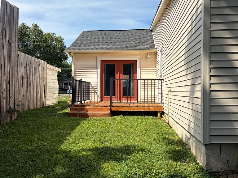 501 Columbus St — Photo 23