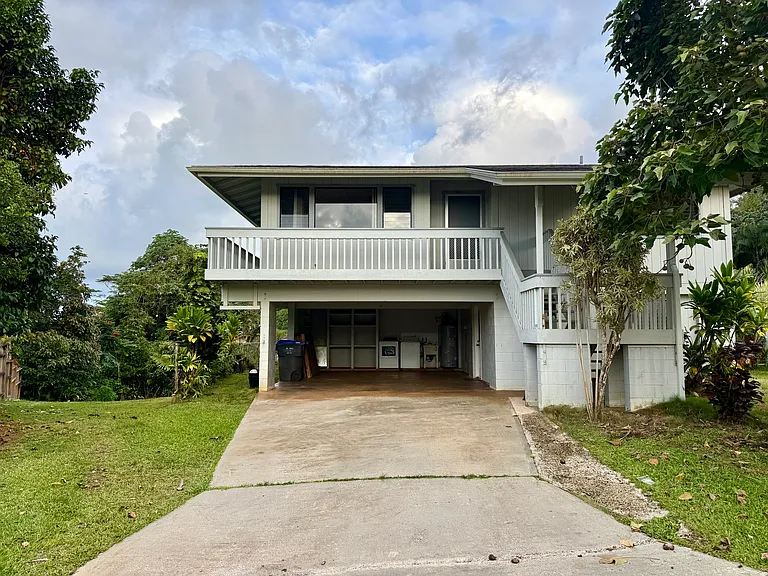 Downstairs unit of this well maintained Kilauea duplex
