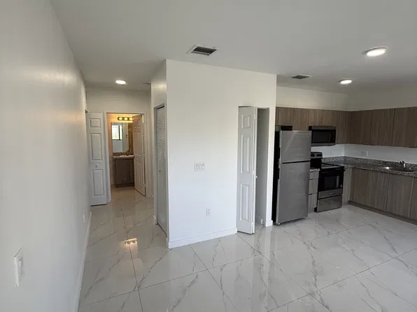 7596 W 4th Ave #B, Hialeah, FL 33014