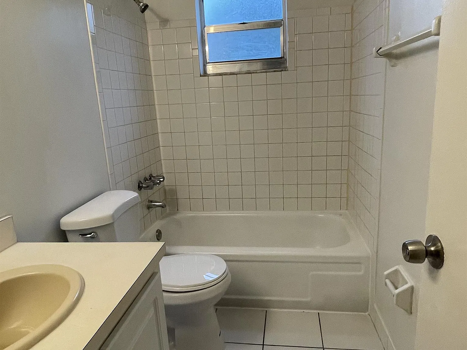 116 Ne 9 Th St (1142 Realty Inc) Cozy Terrace Please Read The Note List Of Vendor - 571-5 — Photo 4