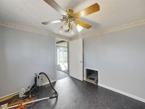 9990 Campfire Dr, Pacific, MO 63069