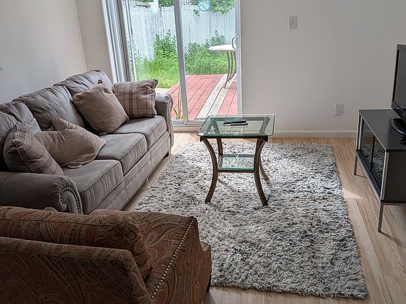 5th image of 126 Evergreen St