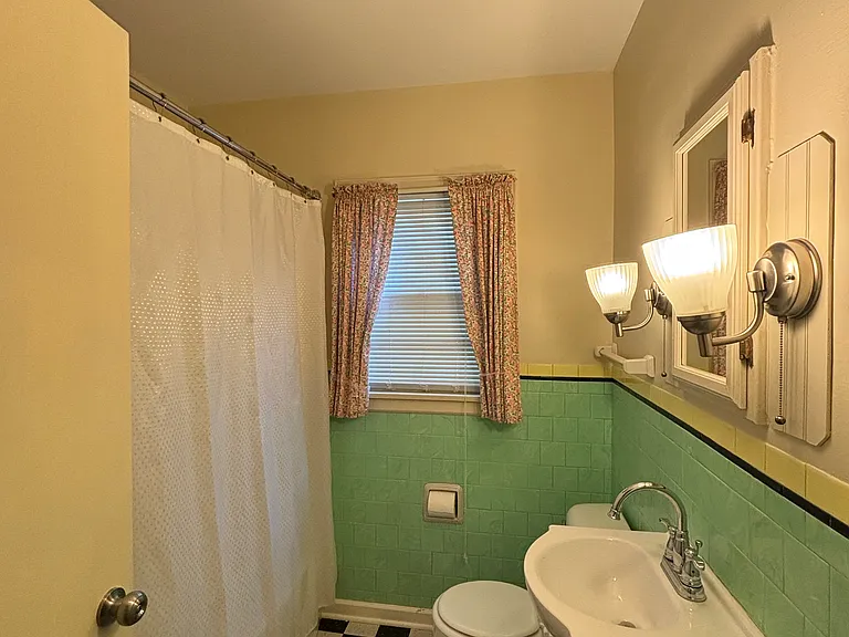 823 S Blakely St — Photo 11