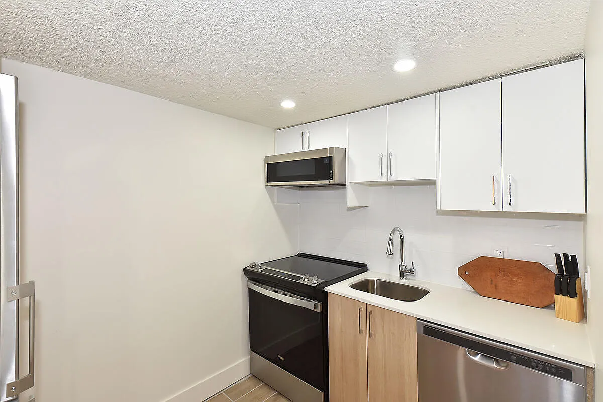 160 Dowling Ave — Photo 1