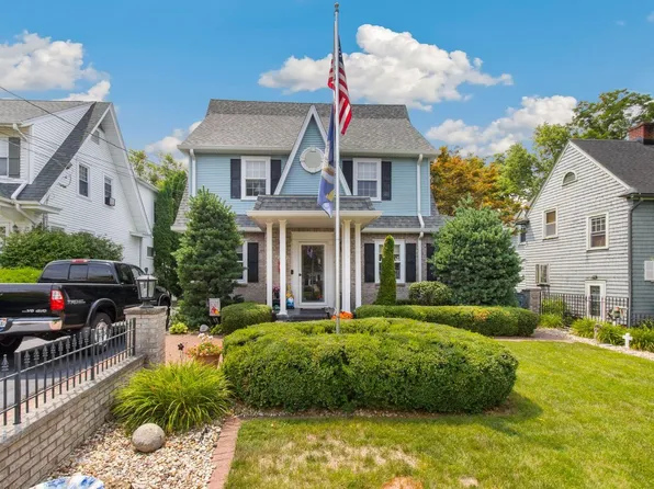 724 E 3rd St, Dixon, IL 61021