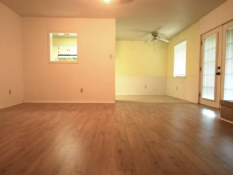 403 Southmoor Dr — Photo 3