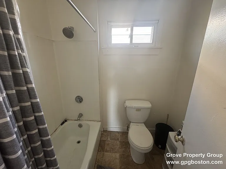 218 W 8th St #3 — Photo 3
