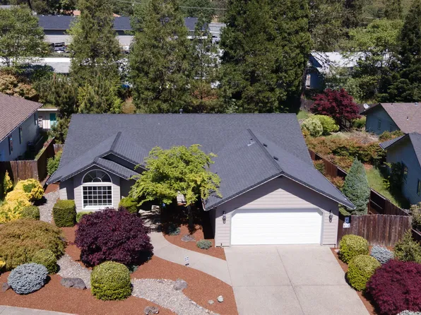204 NW Sinclair Dr, Grants Pass, OR 97526