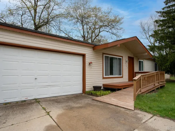 4727 N Duck Lake Rd, Highland, MI 48356