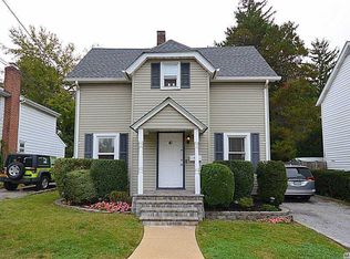 41 Wood Rd, Great Neck, NY 11024