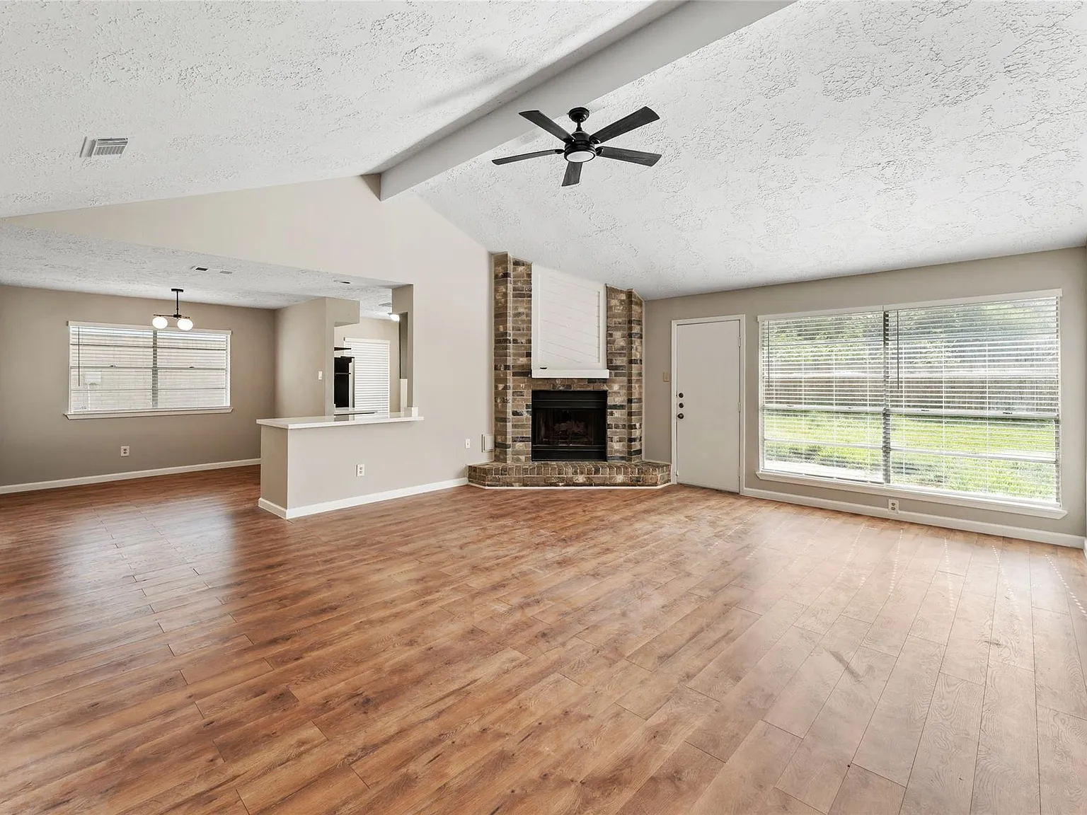 3 bed, 2.0 bath, 1420 sqft, $1,950 — Photo 2