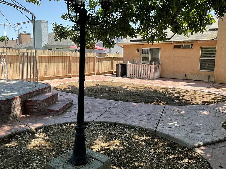 2041 Thompson Ave — Photo 23
