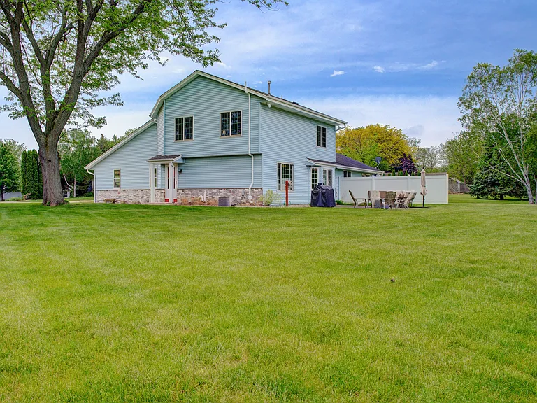 S79W17090 Pamela Ct — Photo 2