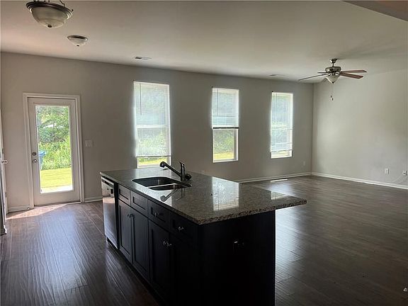 3rd image of 128 Daisy Cir