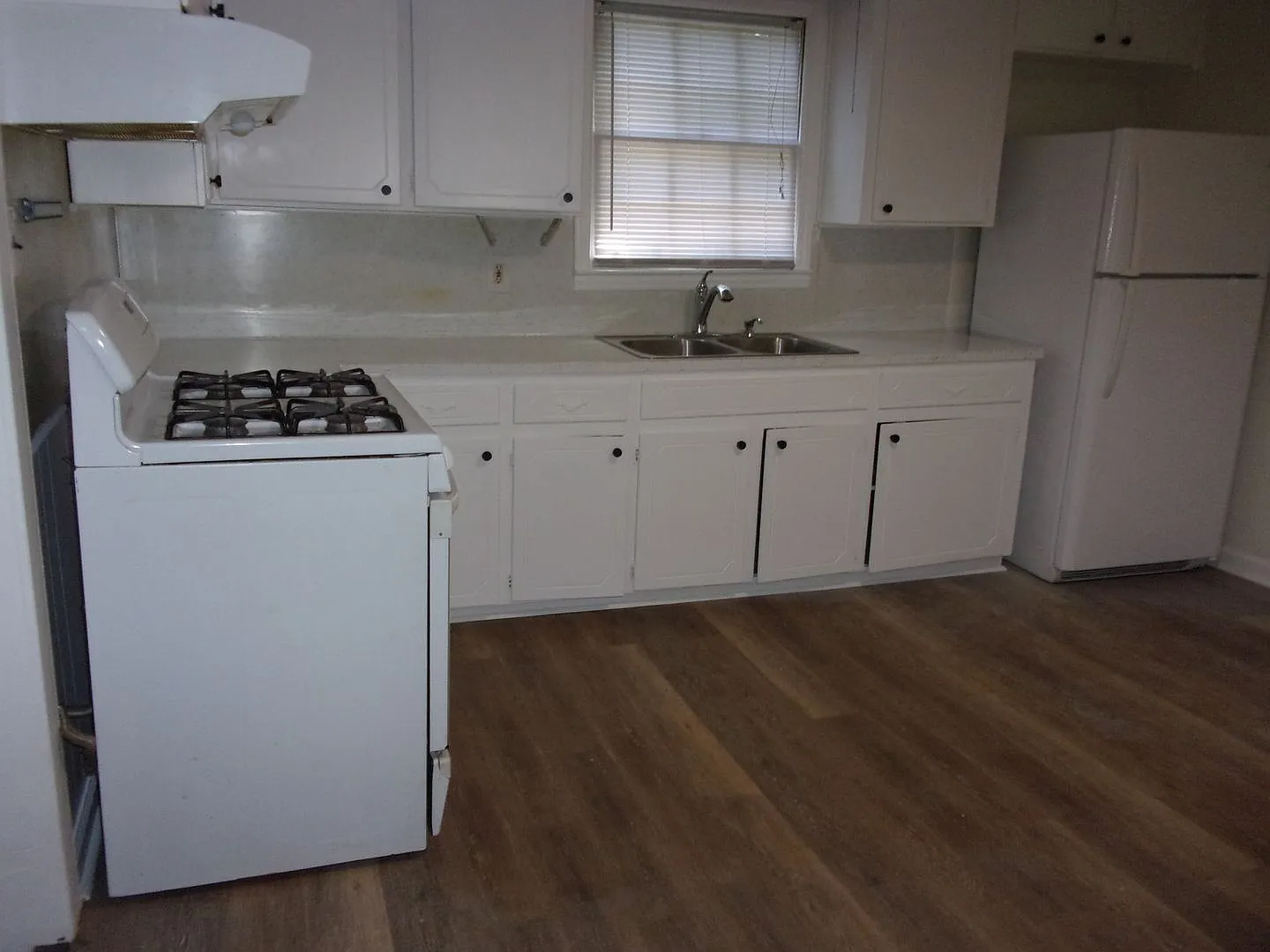 2 Bedroom 1 Bath Home off Ebenezer Road — Photo 4