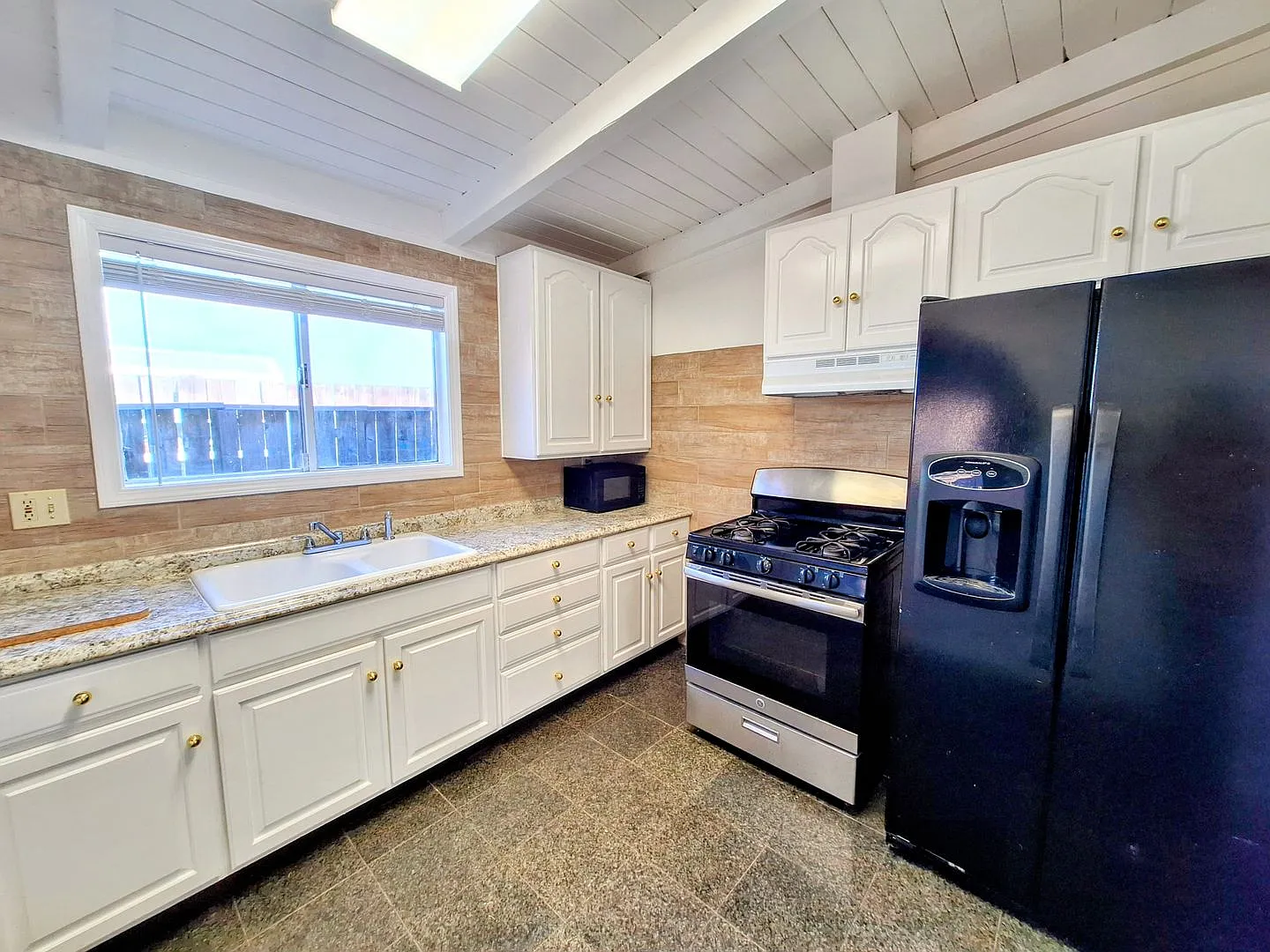 Remodeled Single Story House With Gated Yard & Lots of Storage Space! — Photo 2