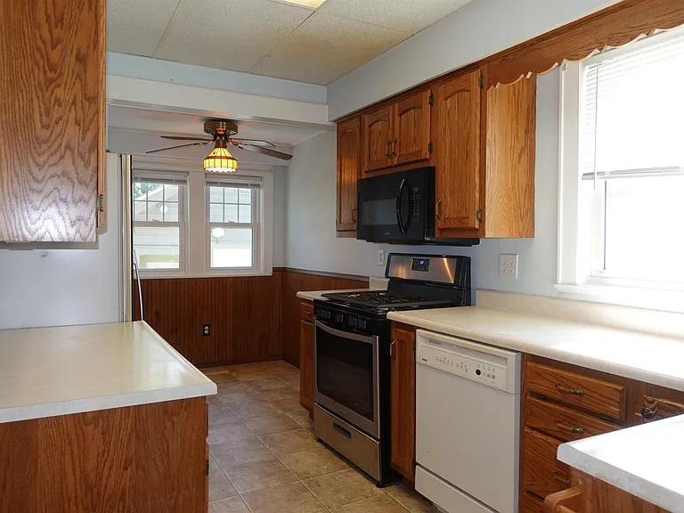 914 E Losey St — Photo 13