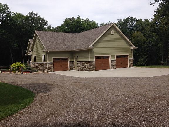 3-Car Garage : Oversized and heated