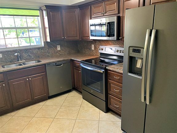 4th image of 1005 SW 48th Ter