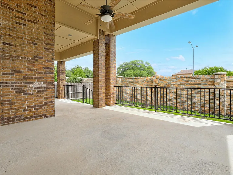213 Southern Cross Dr — Photo 9