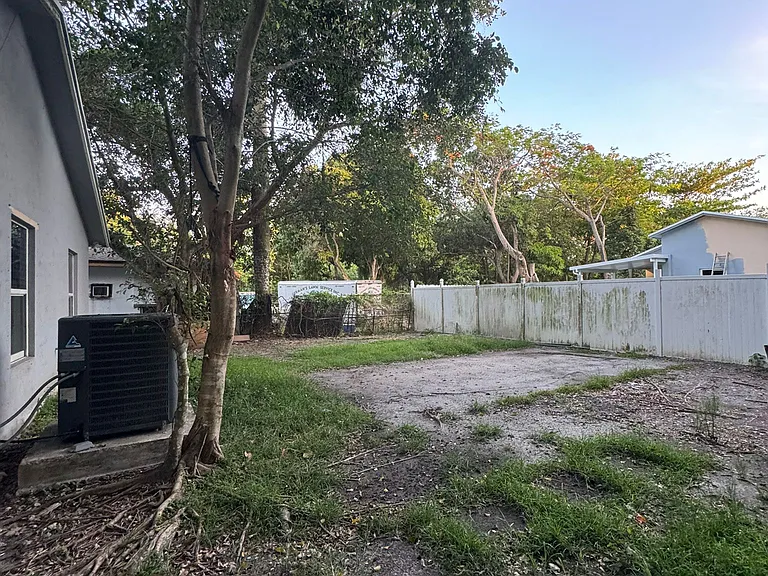 22250 Miami Ave — Photo 14