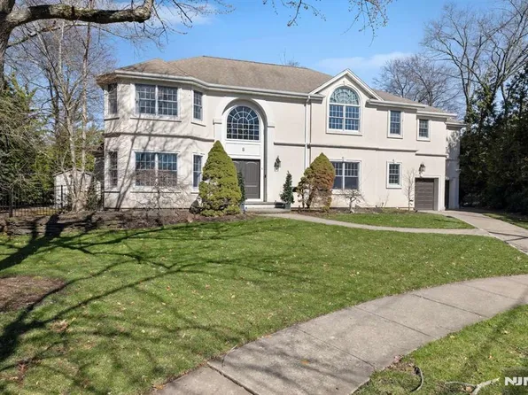 8 Wainwright Ct, Closter, NJ 07624