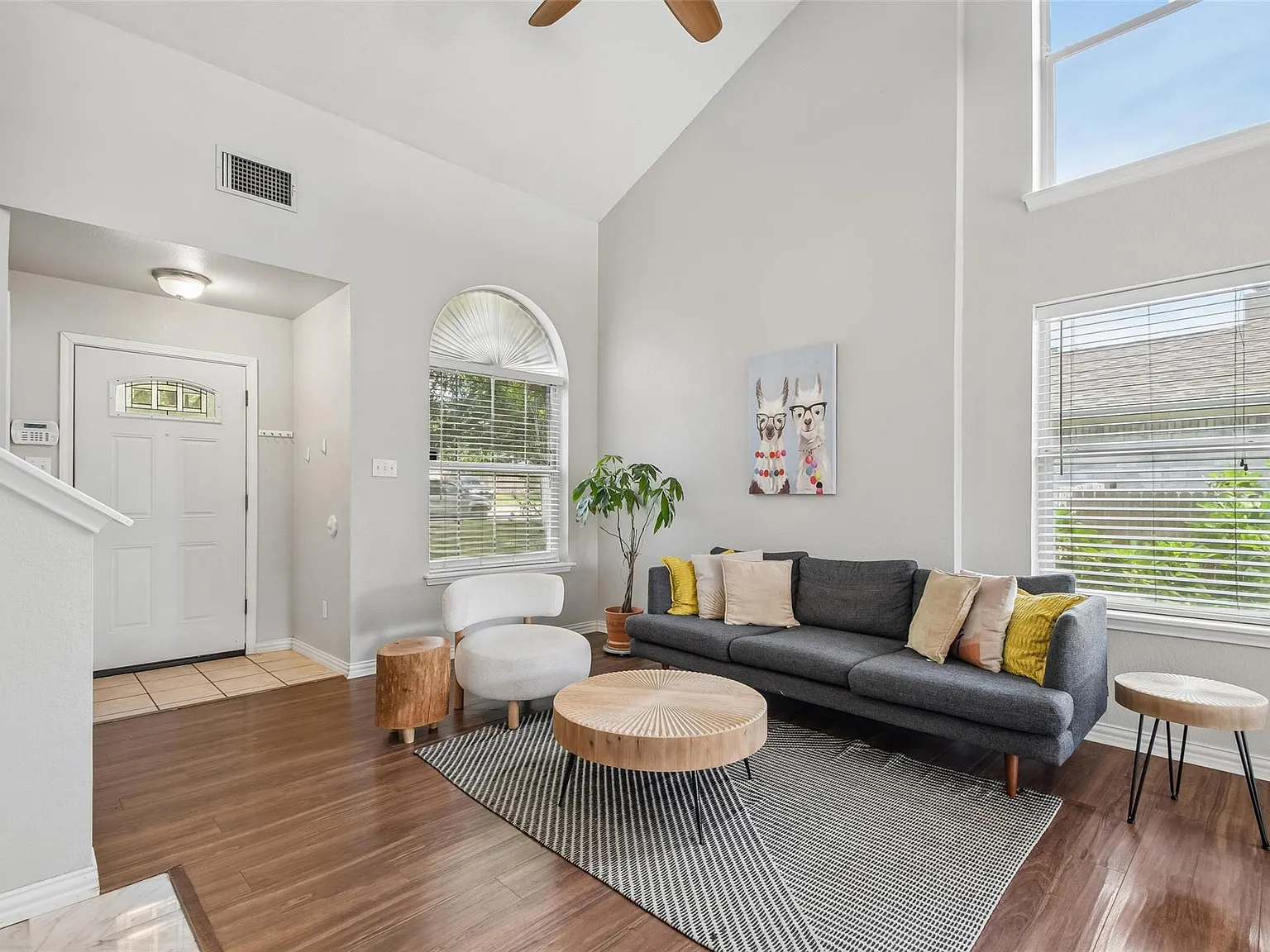 3 bed, 2.5 bath, 1444 sqft, $2,100 — Photo 4
