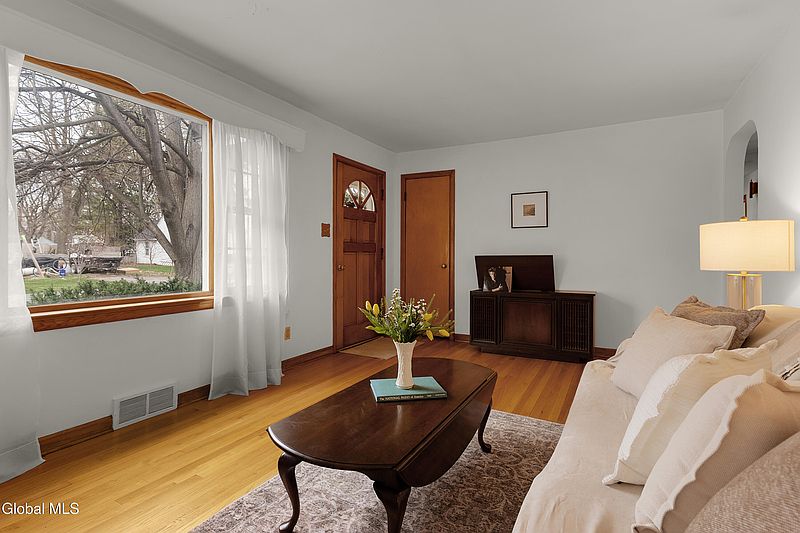 5th image of 515 Beacon Street