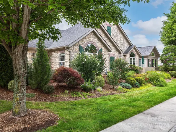 207 Summerfield Pl, Flat Rock, NC 28731