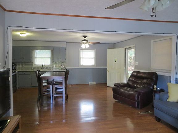3rd image of 331 Rosemary Ln
