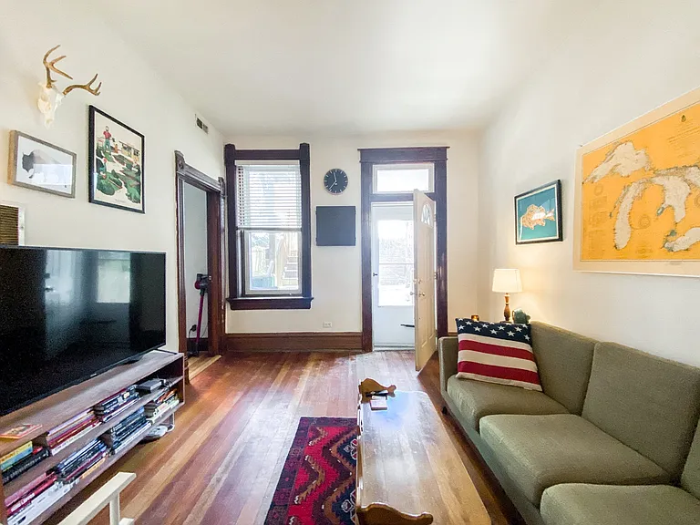 1059 N Hermitage Ave — Photo 3