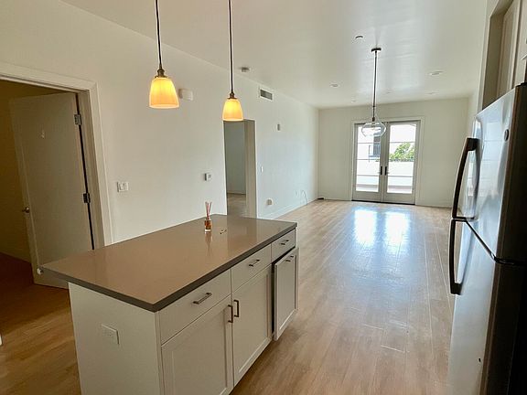 4th image of 112 E Ortega St #211