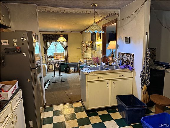 4th image of 8032 Thompson Rd