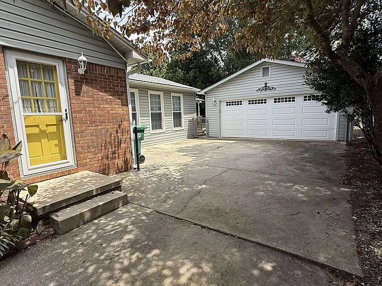 516 Oakview Rd — Photo 2