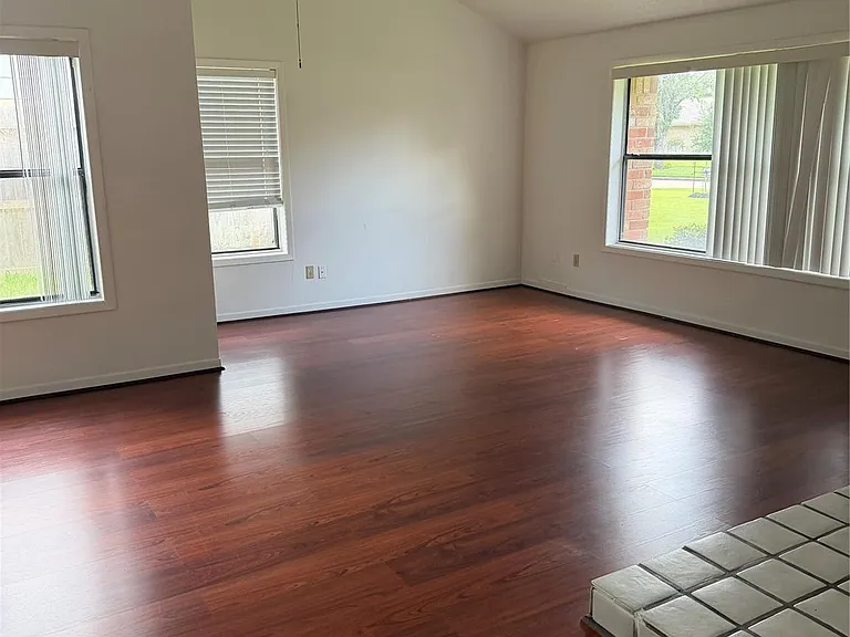 2926 Colony Dr — Photo 4