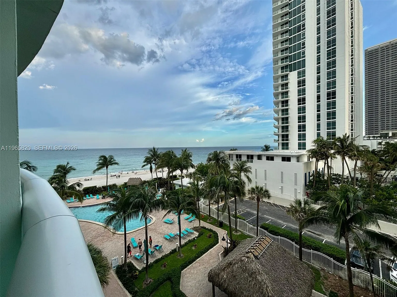 Tides On Hollywood Beach — Photo 1
