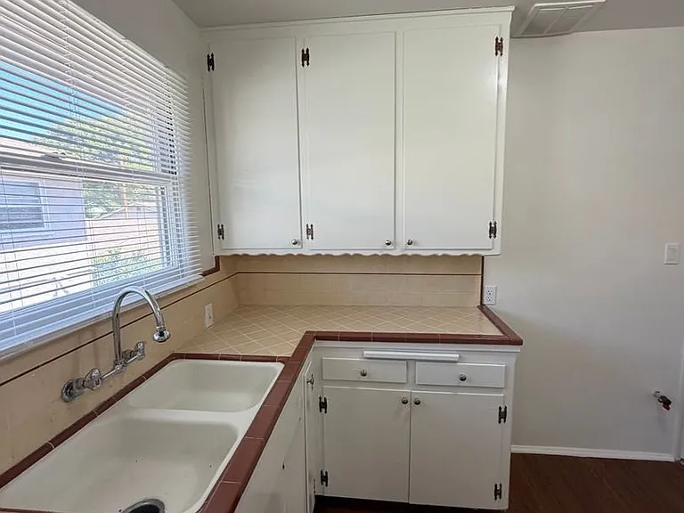 Spacious 2-bedroom apartment for rent — Photo 17